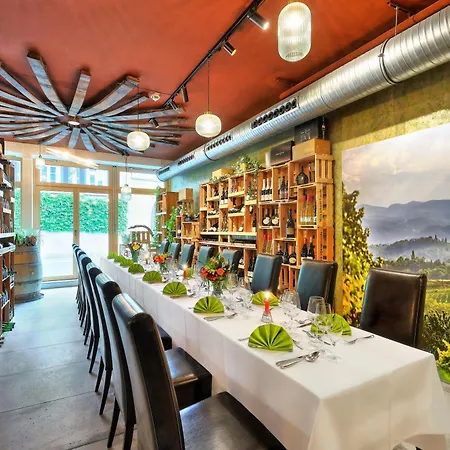 Mueller Cafe & Wein - Mondholzhotel Hotel