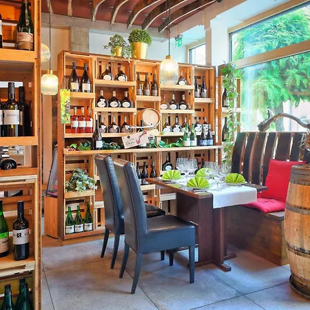 Mueller Cafe & Wein - Mondholzhotel Hotel
