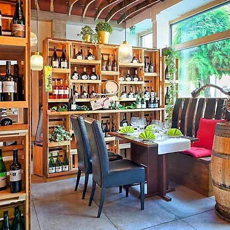 Mueller Cafe & Wein - Mondholzhotel Отель 3*