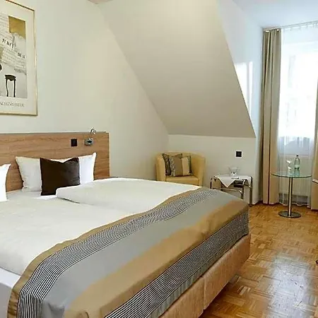 Mueller Cafe & Wein - Mondholzhotel Отель 3*