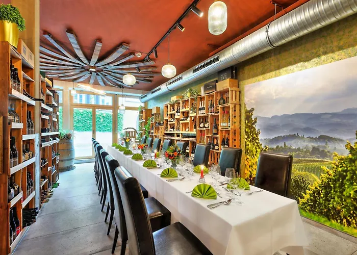 Mueller Cafe & Wein - Mondholzhotel فندق